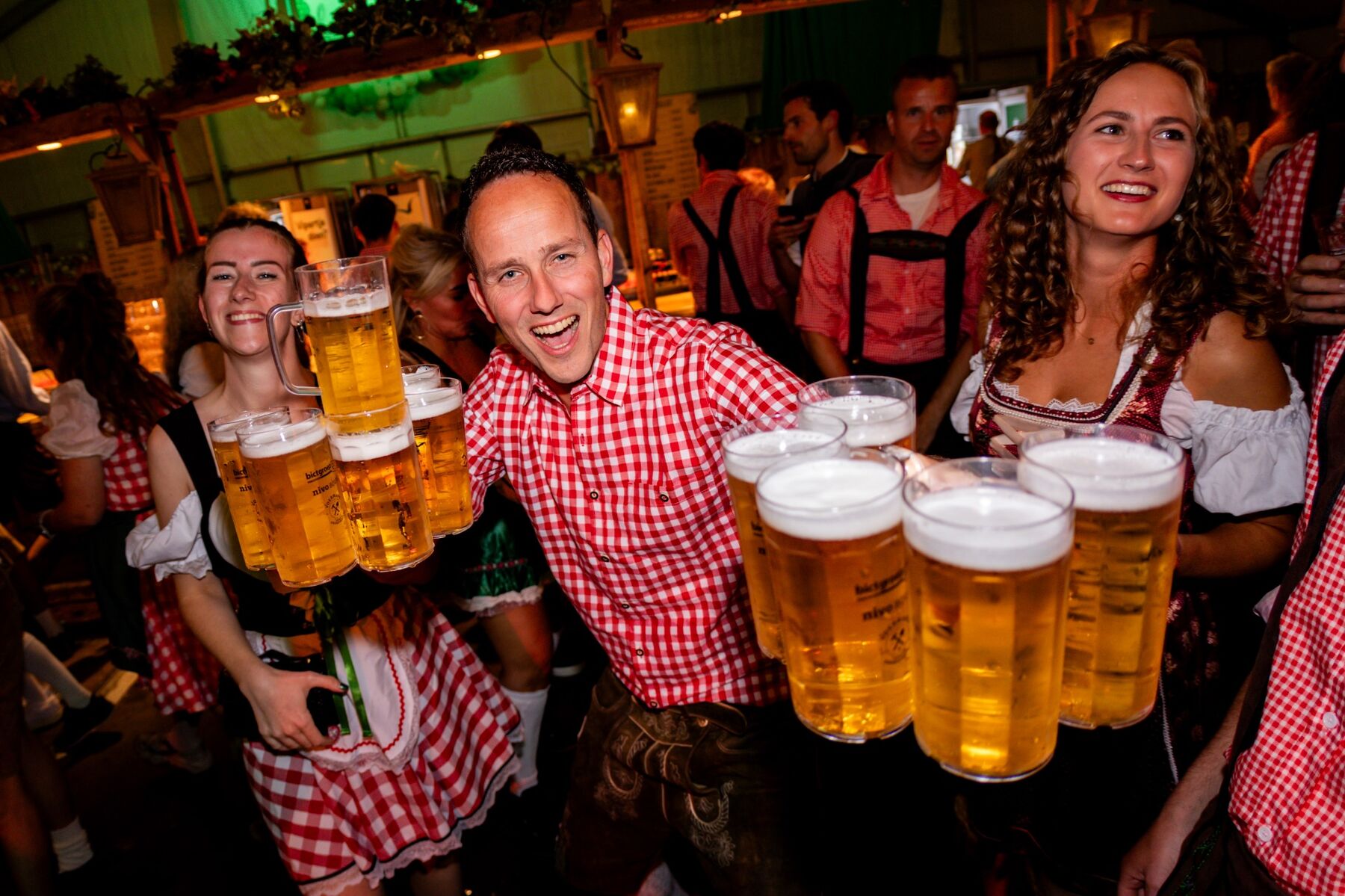 Festland feestende menigte